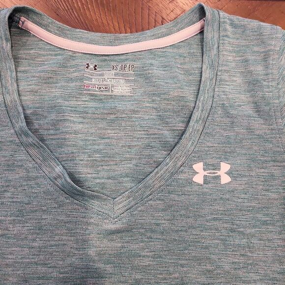 Under Armour Tee Green and White Xtra Small (XS) - Picture 2 of 3